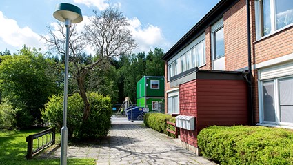  I området finns det fina lekytor och cykelstråk i gröna omgivningar.