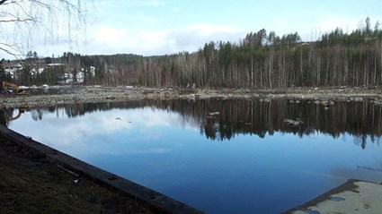 Älvfåran nedströms dammen fick torrläggas två gånger på grund av höstfloden 2011.