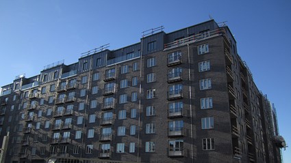 Tegelbyggnaden med smidesdetaljer går i stil med det gamla bryggeriet bredvid.