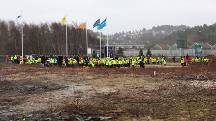 500 sexåringar tog de första spadtagen så sanden yrde.