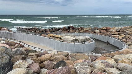 En tillgänglighetsanpassad gångväg i betong leder ned till det nya bryggdäcket.