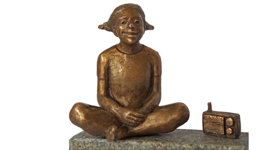 Skulpturen Sommarradio av Emma Ströde står i området som en hyllning till sommarprogrammen i P1. Skulpturen Sommarradio av Emma Ströde står i området som en hyllning till sommarprogrammen i P1.