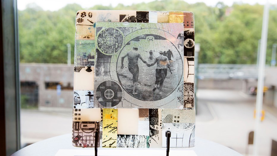 Lotta Söders glaskonstverk Testbilder innehåller referenser både till tevehuset som låg på platsen och naturen intill. Lotta Söders glaskonstverk Testbilder innehåller referenser både till tevehuset som låg på platsen och naturen intill.