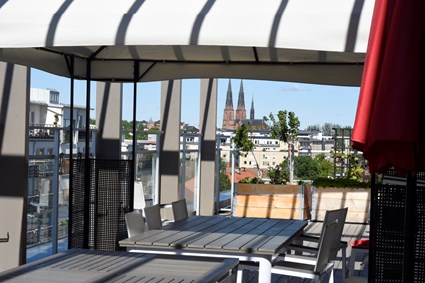 På den stora takterrasssen finns odlingslådor och platser att njuta av den friska luften.