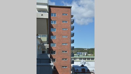 Punkthuset har en tegelfasad.