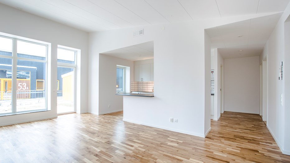Stora fönster och högt i tak i vardagsrummet skapar ljus och rymd. Stora fönster och högt i tak i vardagsrummet skapar ljus och rymd.