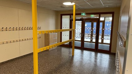 Gott om krokar i hallen gör det enkelt för eleverna att hänga av sig.