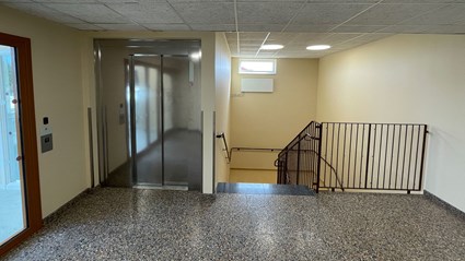 Skolan är modern och tillgänglighetsanpassningen i byggnaden.