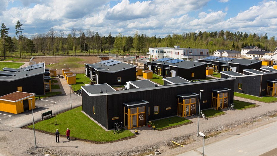 Solallén består av 21 vackra, funktionella och hållbara radhus. Solallén består av 21 vackra, funktionella och hållbara radhus.