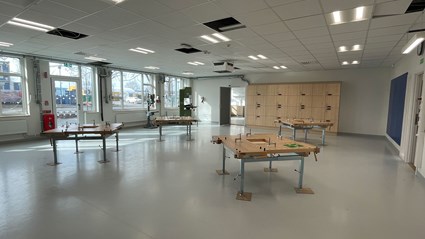 Träslöjdssalen ligger i den nya praktiskt-estetiska byggnaden.