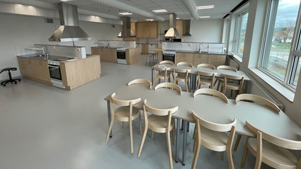 Skolan har fått ett nytt modernt hemkunskapskök med flera arbetsstationer.