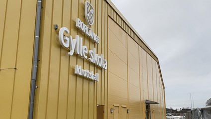 Utsidan av idrottshallen.