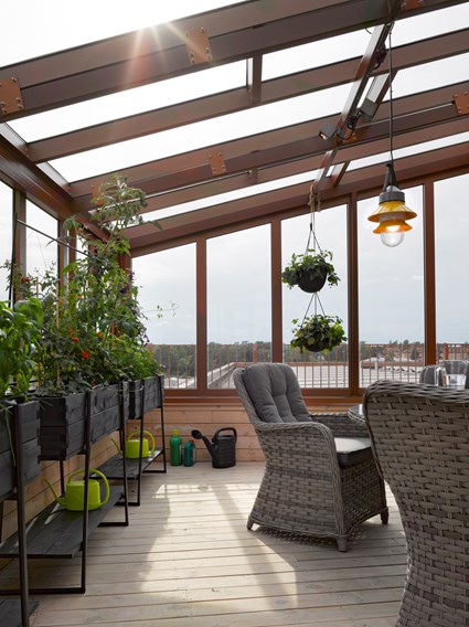 Odlingslådor finns på takterrassen och utsikten över grönområdet är vacker. Foto: Max Plunger