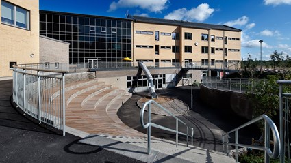 På skolgården finns många olika ställen där eleverna kan umgås med varandra.
