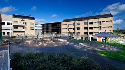 Skolgården är stor och härlig med en liten skog, bollplan och gott om lekredskap.