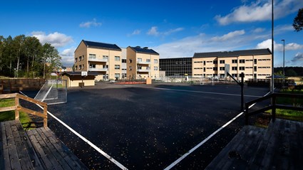 Skolgården bjuder även in till roliga bollekar.