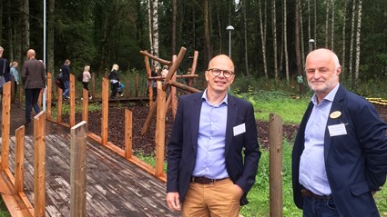 Vallastadens skola i Linköping har en liten skog intill skolgården. Bild från invigningen med Lars Hedvall Projektutveckling Kommersiellt Skanska Sverige och Christer Gunnarsson Linköpings kommun.
