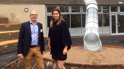 Vallastadens skola i Linköping har gott om olika lekredskap på skolgården. Bild från invigningen med Lars Hedvall Projektutveckling Kommersiellt Skanska och Alexandra Laurén vice vd Skanska Sverige.