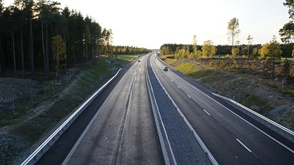 Den tio kilometer långa sträckan har nu två filer i båda riktningarna.
