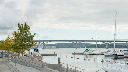 Inre hamnen ligger vackert nära vattnet.