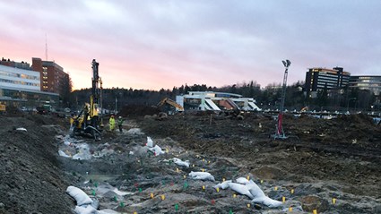 Det närliggande järnvägsspåret medförde att teamet behövde gå försiktigt fram.