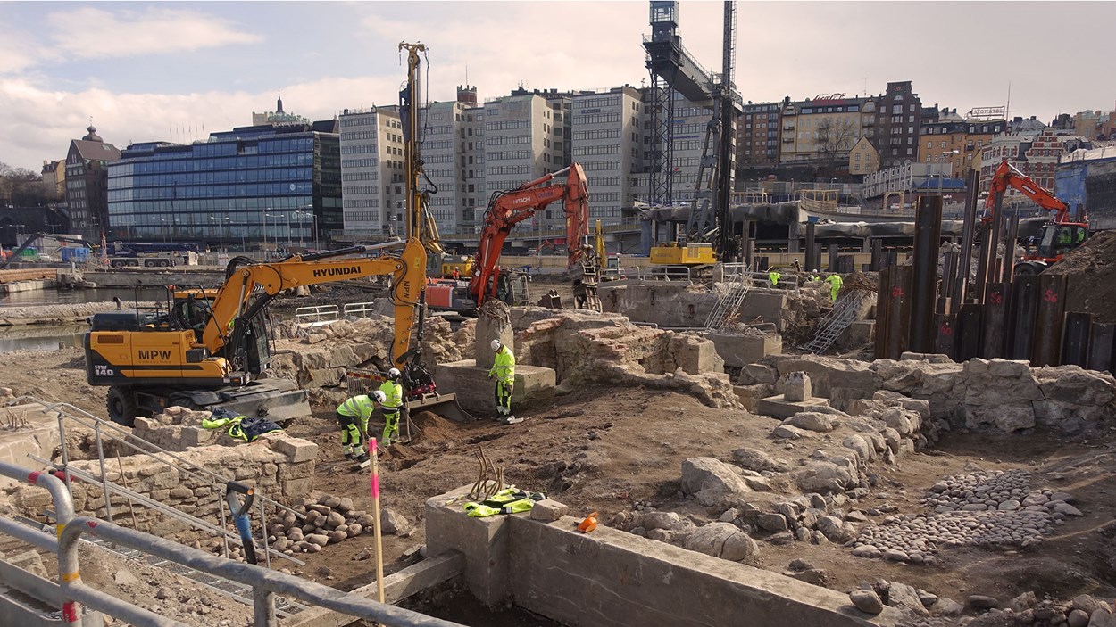 Utgrävning av Slussen i Stockholm tillsammans med arkeologer.  Gamla murar från tidigare bebyggelse.