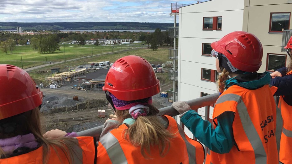 Elever från närbelägna Vallaskolan var på studiebesök. Det var uppskattat av både nyfikna tioåringar och oss. Elever från närbelägna Vallaskolan var på studiebesök. Det var uppskattat av både nyfikna tioåringar och oss.