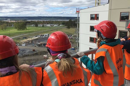 Elever från närbelägna Vallaskolan var på studiebesök. Det var uppskattat av både nyfikna tioåringar och oss.