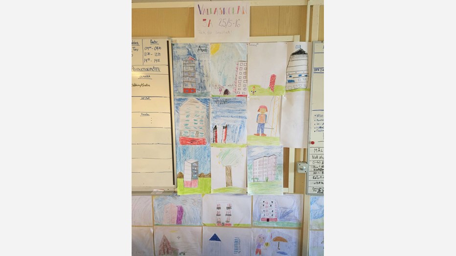 Elevernas härliga teckningar gjorde vår byggbod trevlig och färgglad. Elevernas härliga teckningar gjorde vår byggbod trevlig och färgglad.