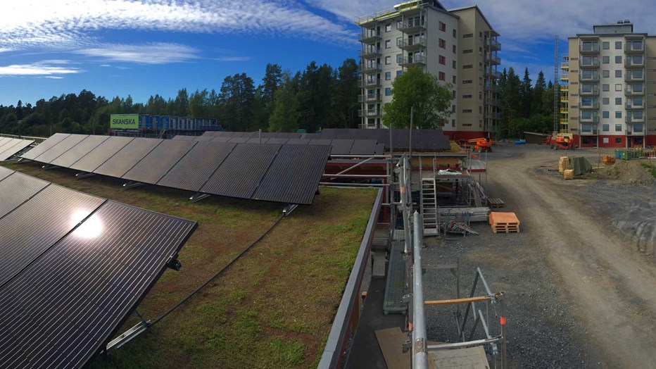 Solceller har monterats på alla carports och punkthusen.  De genererar ström till fastighetsel och laddar elbilar i Norrlands första elbilspool. Överskott lagras i vattenkraft. Solceller har monterats på alla carports och punkthusen.  De genererar ström till fastighetsel och laddar elbilar i Norrlands första elbilspool. Överskott lagras i vattenkraft.