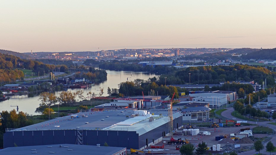 Närheten till Göta Älv har gjort att grundläggningsarbetet blev utmanande. Vi har pålat 65-70 meter men ändå inte kommit ner till fast berg. Närheten till Göta Älv har gjort att grundläggningsarbetet blev utmanande. Vi har pålat 65-70 meter men ändå inte kommit ner till fast berg.