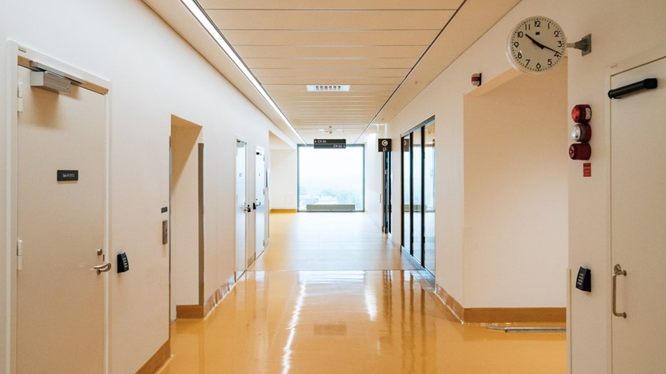 Korridor utanför avdelning vy mot installationsschakt Korridor utanför avdelning vy mot installationsschakt