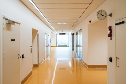 Korridor utanför avdelning vy mot installationsschakt
