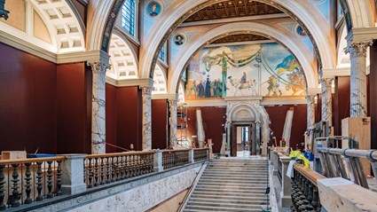 Trappräckena på Nationalmuseum har kompletterats med extra metallstag i mellanrummen för extra säkerhet.