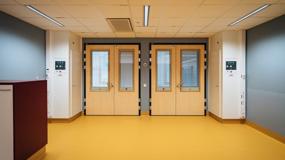 Vy från korridor mot intensivvårdsrum Vy från korridor mot intensivvårdsrum