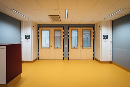 Vy från korridor mot intensivvårdsrum