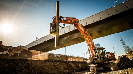 Skanska bygger ett tråg och en bergtunnel som leder ner trafiken till förbifarten.