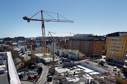 Kvarnbacken ligger i närheten av Motala ström, universitetet och Louis De Geer konsert och kongress.