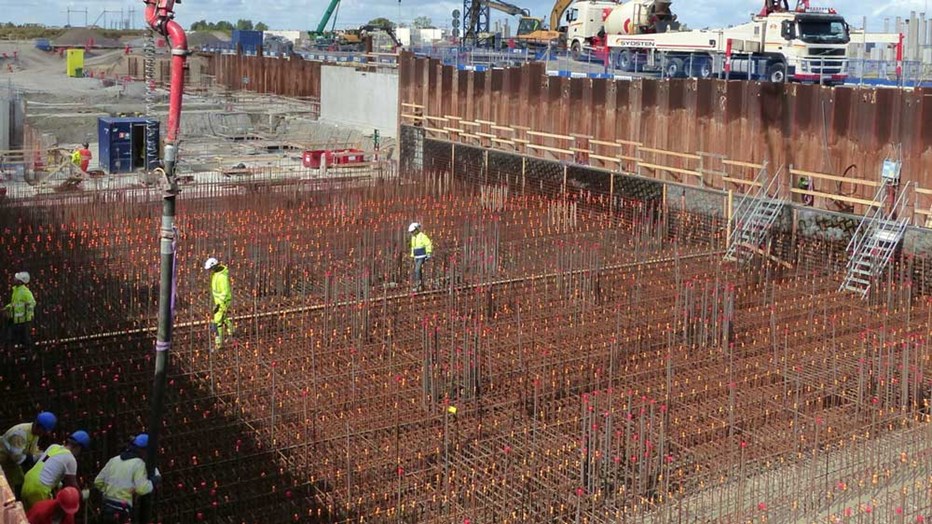 Gjutning av den första delen av bottenplattan för ESS målstation. Denna är 400 mm och kommer följas av en 1600 mm tjock bottenplatta Gjutning av den första delen av bottenplattan för ESS målstation. Denna är 400 mm och kommer följas av en 1600 mm tjock bottenplatta