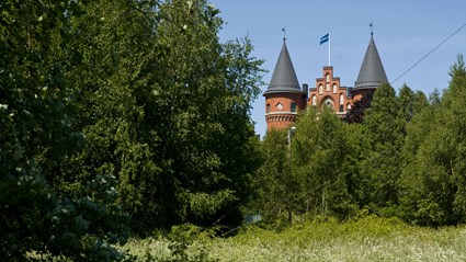Skanskas bostäder har utsikt mot Kvibergs kaserner som kvarstår från det historiska regements-området.