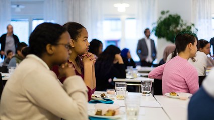Skoleleverna som följer bostadsprojektets utveckling i Kviberg får studiebesök, inspirationsföreläsningar och skoluppgifter.