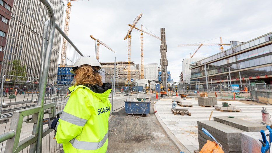 Under projektet vid Sergels Torg flyttades dagligen gångbroar och avspärrningar för att butiker och kontor skulle vara tillgängliga. Under projektet vid Sergels Torg flyttades dagligen gångbroar och avspärrningar för att butiker och kontor skulle vara tillgängliga.