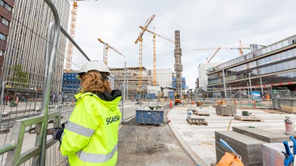 Under projektet vid Sergels Torg flyttades dagligen gångbroar och avspärrningar för att butiker och kontor skulle vara tillgängliga.