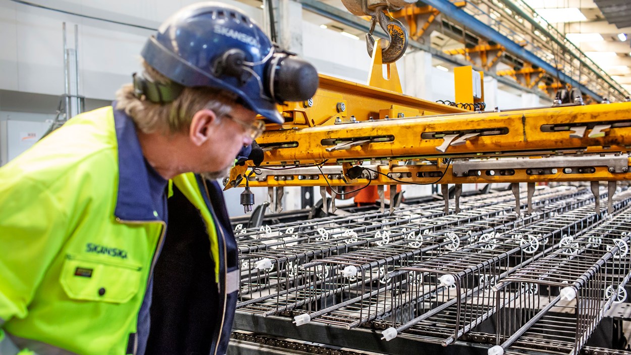 Tack vare en satsning på automation i fabriken har en svetsrobot har tagit över ett tungt och slitsamt arbetsmoment. Den sätter ihop armeringskorgar på ett ögonblick - blott en minut tar det att svetsa ihop en 14 meter lång korg. Foto: Emelie Asplund