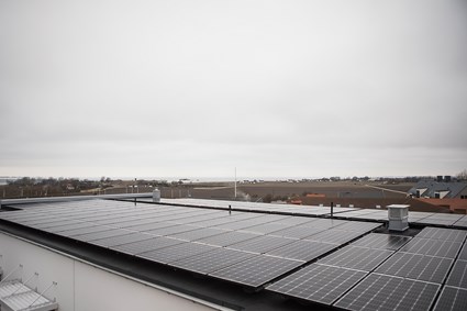 På vårdboendets tak har vi monterat över 1 300 kvadratmeter solceller. Fotograf: Jesper Landby/Kristall kommunikation.