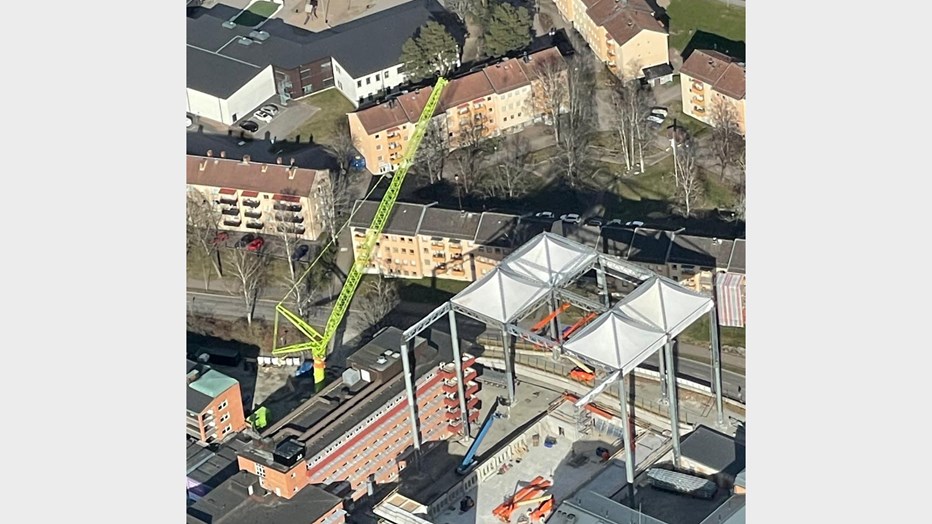 Montage av stomme till det nya mottagningshuset vid Centralsjukhuset i Karlstad.  Flygfoto över byggarbetsplatsen vid Centralsjukhuset i Karlstad med stomme under uppförande och grön byggkran i arbete.