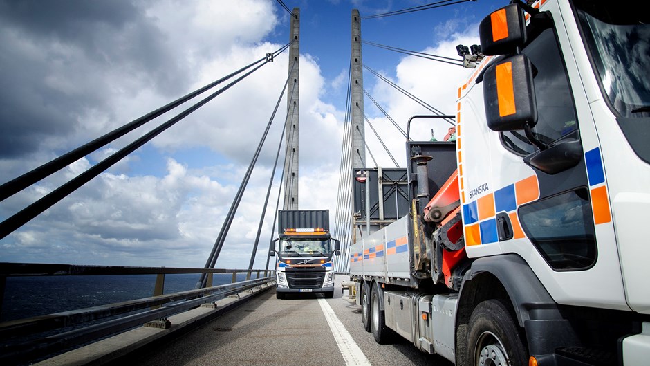 För att underhålla bron med maximal säkerhet behöver allt arbete som utförs i körfälten involvera TMA,,Truck Mounted Attenuator, även kallad skyddsbil.