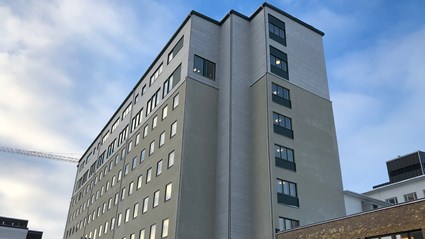 Byggnad 5b har renoverats och fått ett nytt yttre och inre.