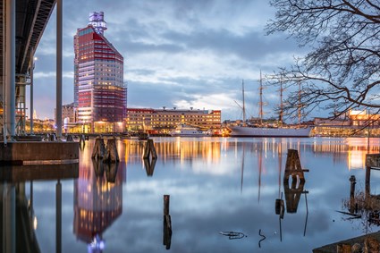 Byggnadens röda och vita färger samt formen är inspirerade av Göteborgs anknytning till fartyg och sjöfart. Arkiktekt,  Ralph Erskine.