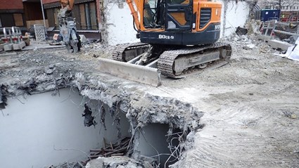 En av utmaningarna var att bygga med pågående vårdverksamhet intill, särskilt i början när arbetet mest bestod av rivning, schaktning och sprängningar.